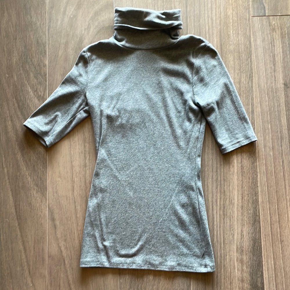 Like new Women’s Mossimo turtle neck short sleeve heather gray top. Size small